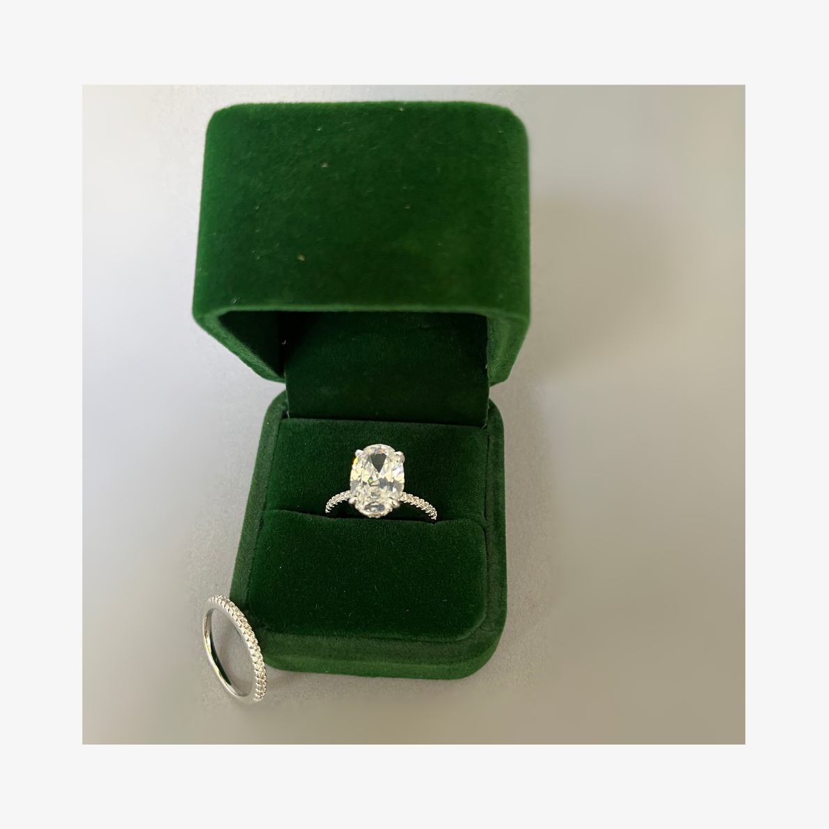 Anillos de Zirconias 1 de Compromiso Ovalado con 1 Churumbela completa